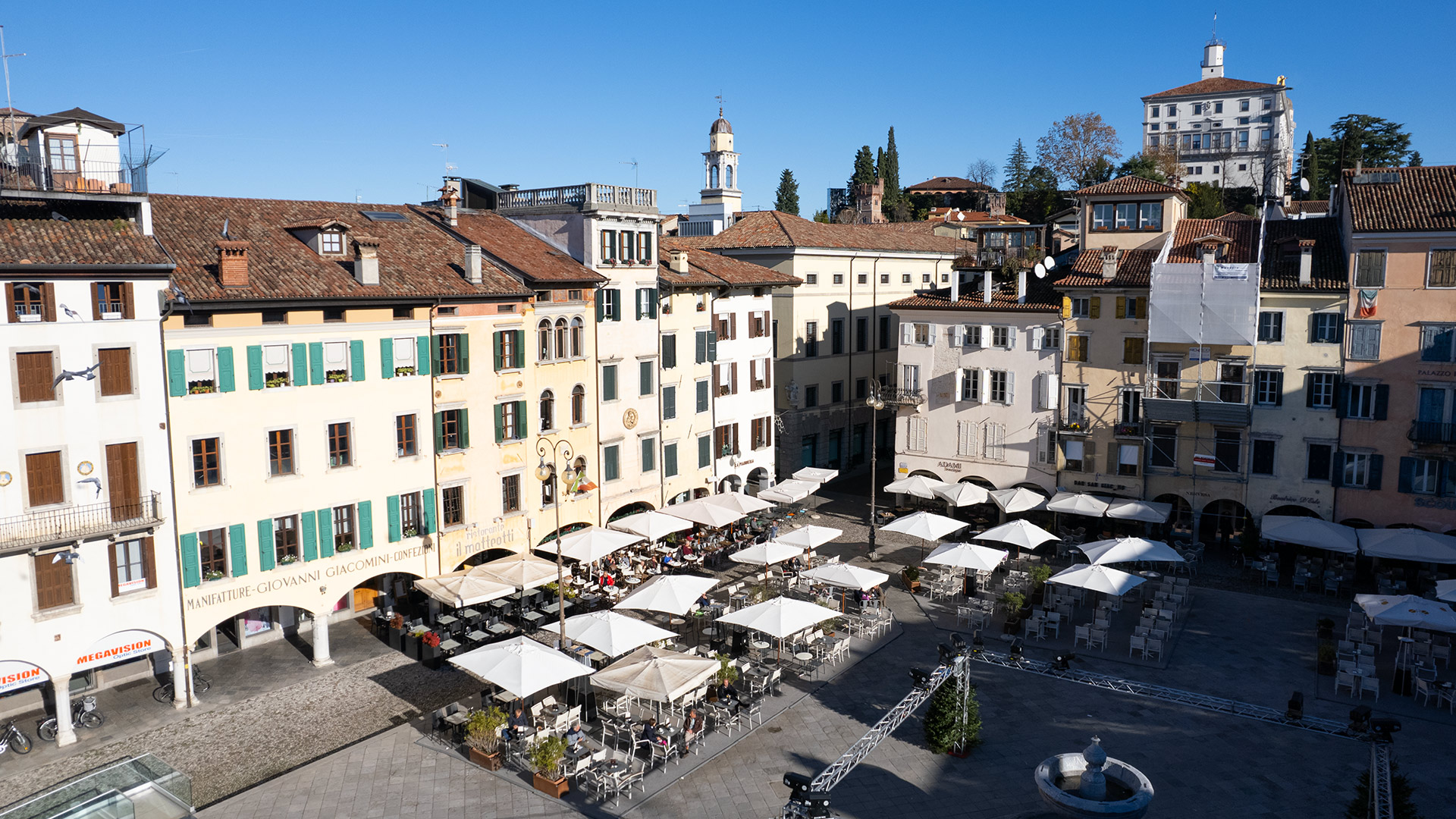 Il nostro Bar Il Matteotti, disposto in una delle piazze più belle di Udine, Piazza San Giacomo, in una giornata di sole invernale.